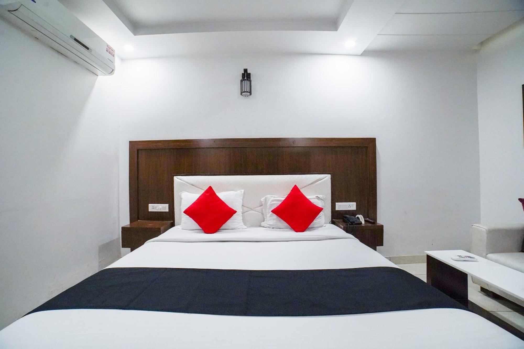 Collection O Prem Ratna Hotel Dehradun Bagian luar foto